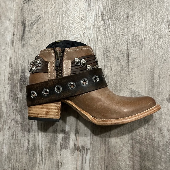 Saloon by Freebird 🦅 in Taupe! 😊❤️😊 - Picture 2 of 7